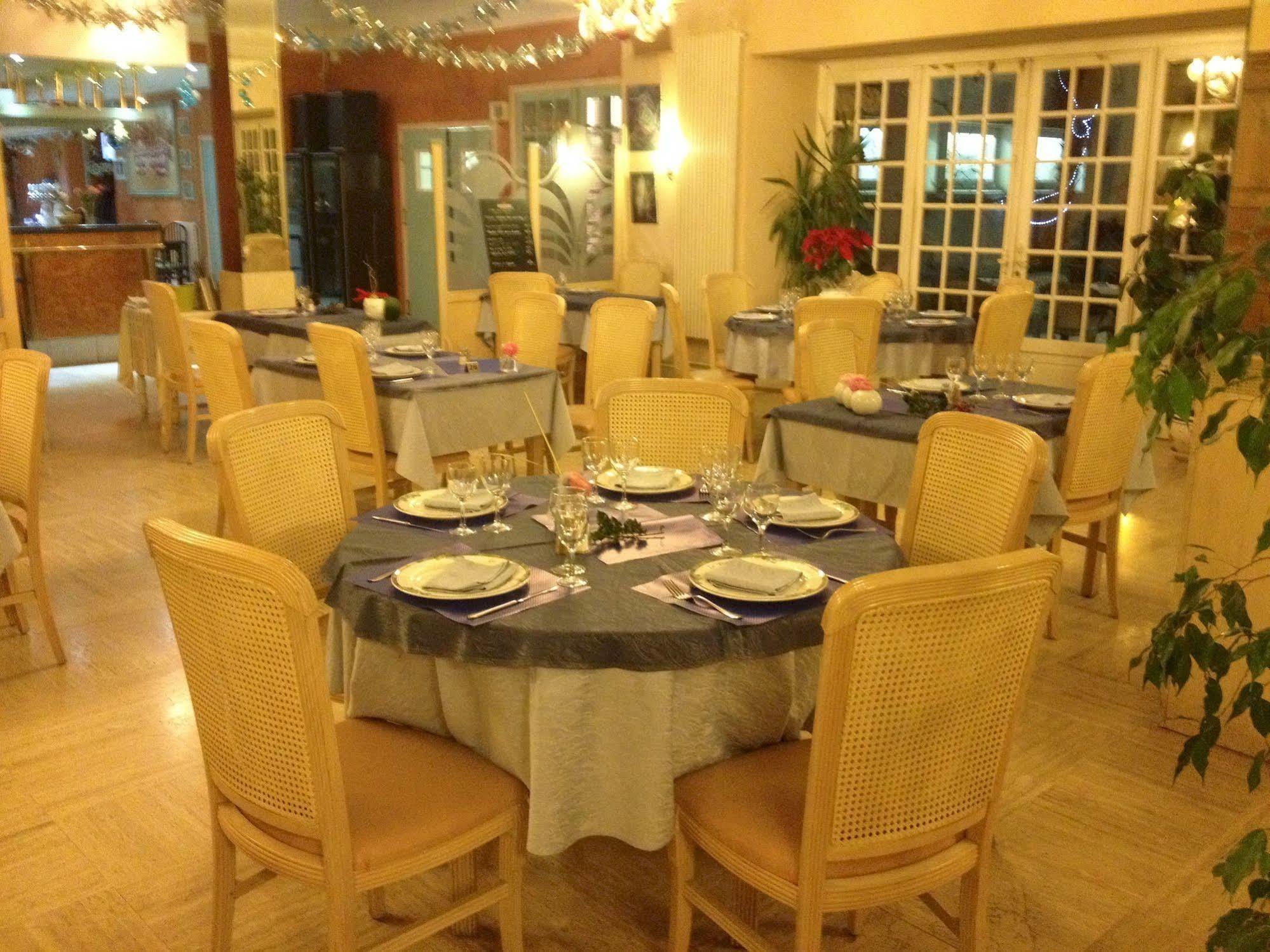 Hôtel Le Tivoli Vic-en-Bigorre Buitenkant foto