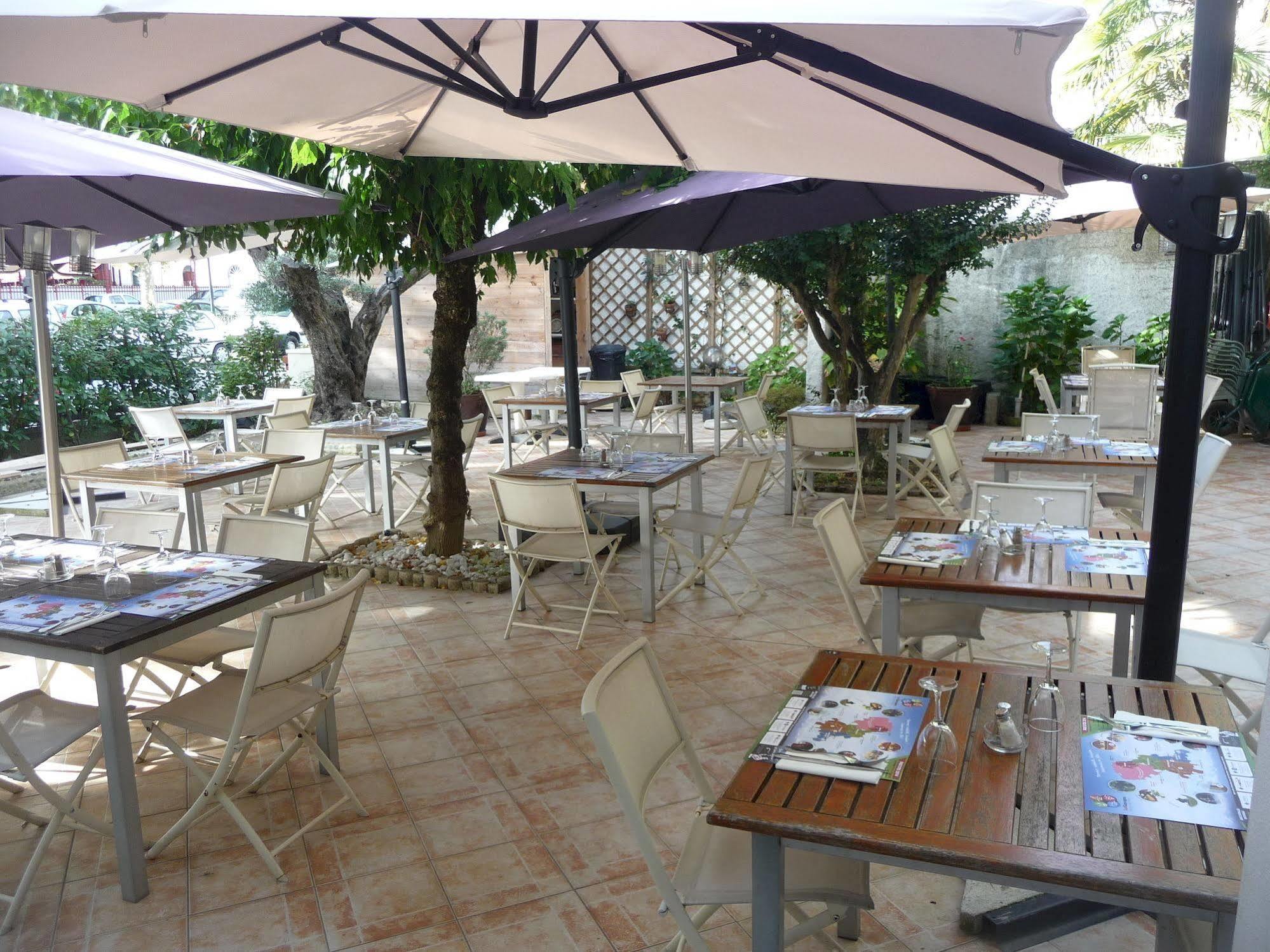 Hôtel Le Tivoli Vic-en-Bigorre Buitenkant foto
